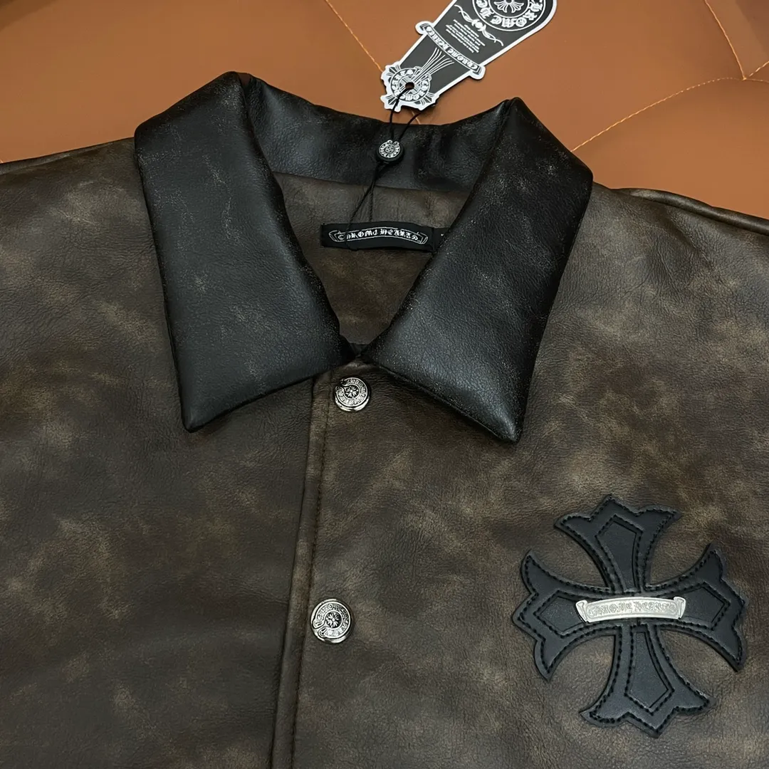 🅿️440 CH➡️Cro Xin 2024ss runway style baseball uniform jacket. I ordered the original model and it took a month to finally ship. I love it so much. The upper body is really handsome. A blogger on Douyin said that LV's new products this year will become the future trend. If you look through street photos, you will find that celebrities regard it as a collectible jacket, a must-have item for men and women who want light luxury for commuting. Developing the highest version on the entire network, it took 1 month to customize and the cost was extremely high. The German imported flat-machine made custom-woven wool jacquard threads, using the first layer of imported lambskin. The pleated texture is unparalleled. It is hand-cut and meticulously crafted. The stitching position is very technical. Whether the whole garment is good or not depends on this position. Top-notch workmanship and details can stand the test. A full set of customized accessories, the letters are clear and perfectly restored without any difference. High-end atmosphere and full grade! The entire dress is exclusively customized with heavy craftsmanship. The towel patch embroidery is perfectly combined with craft embroidery and precise stitching! Absolute craftsmanship quality!